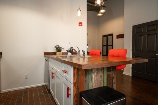 Foto del edificio - Cotton Exchange #202 - Available Now