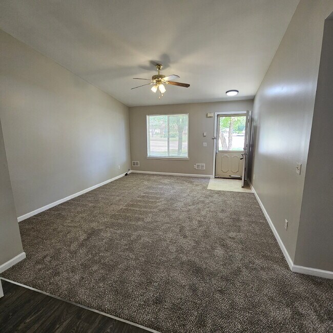 Building Photo - 3 Bed Ranch with New Carpet and Freshly Pa...