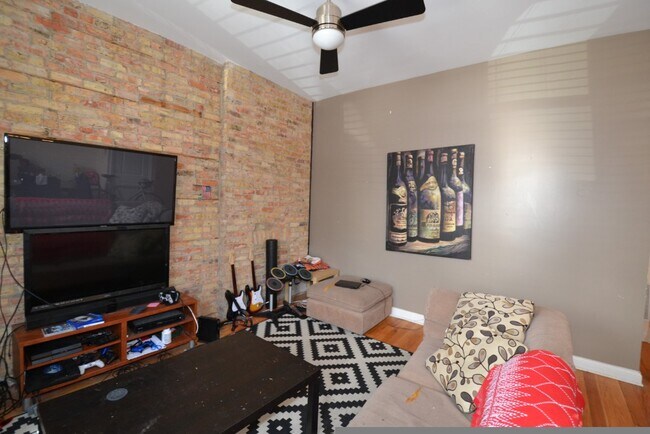 Foto del edificio - 1756 W Montrose Ave