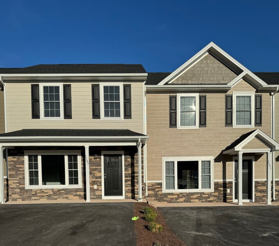 Foto principal - *LIKE NEW!* 3BR/2.5BA Townhouse in Crescen...