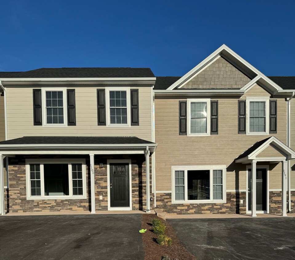 Primary Photo - *LIKE NEW!* 3BR/2.5BA Townhouse in Crescen...
