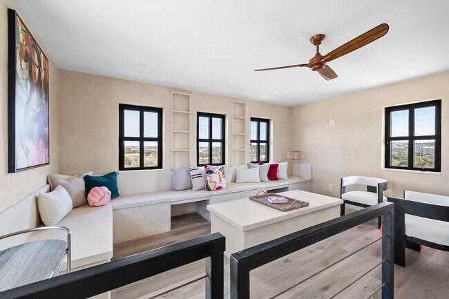 Building Photo - 2701 Bumble Bee Dr