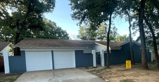 Building Photo - 704 W Pleasantview Dr