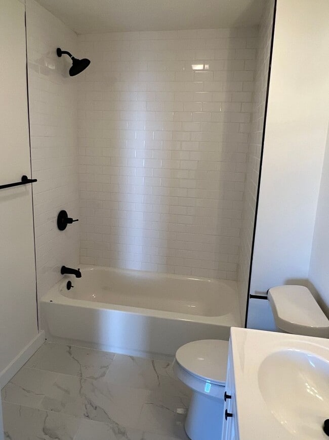 Building Photo - Newly renovated 2bed 2bath for rent!