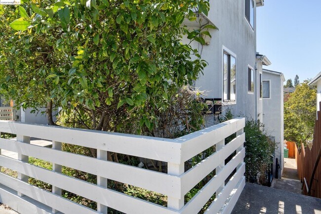 Building Photo - 4033 Lincoln Avenue Unit 2