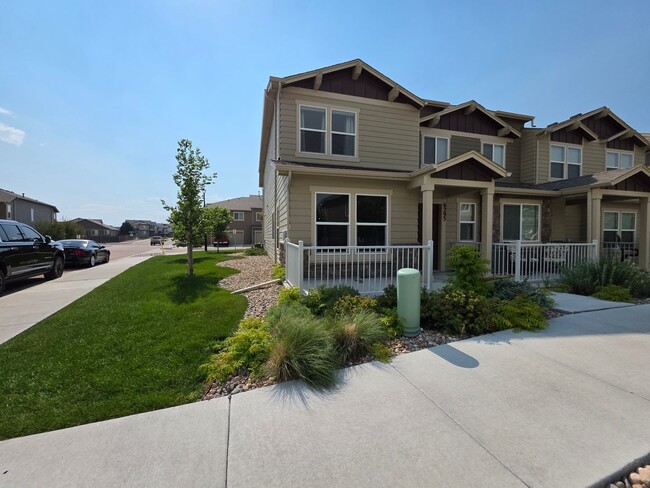 Foto del edificio - Gorgeous 2 Bed 3 bath Town Home In Lorson Ranch!!