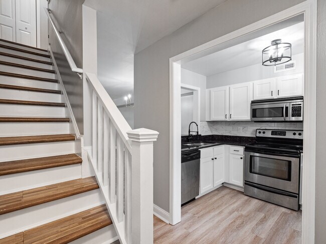 Building Photo - 1207 Green Oaks Ln