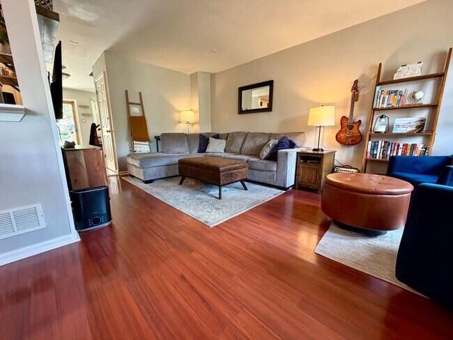 Foto del edificio - Stunning 3-Bedroom Townhome Nestled in Andorra Woods! Available mid-August!