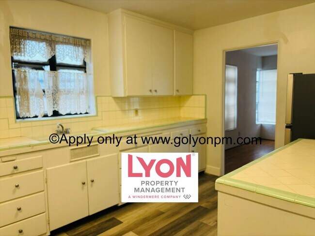 Foto del edificio - Spacious upstairs 2 bedroom apartment avai...