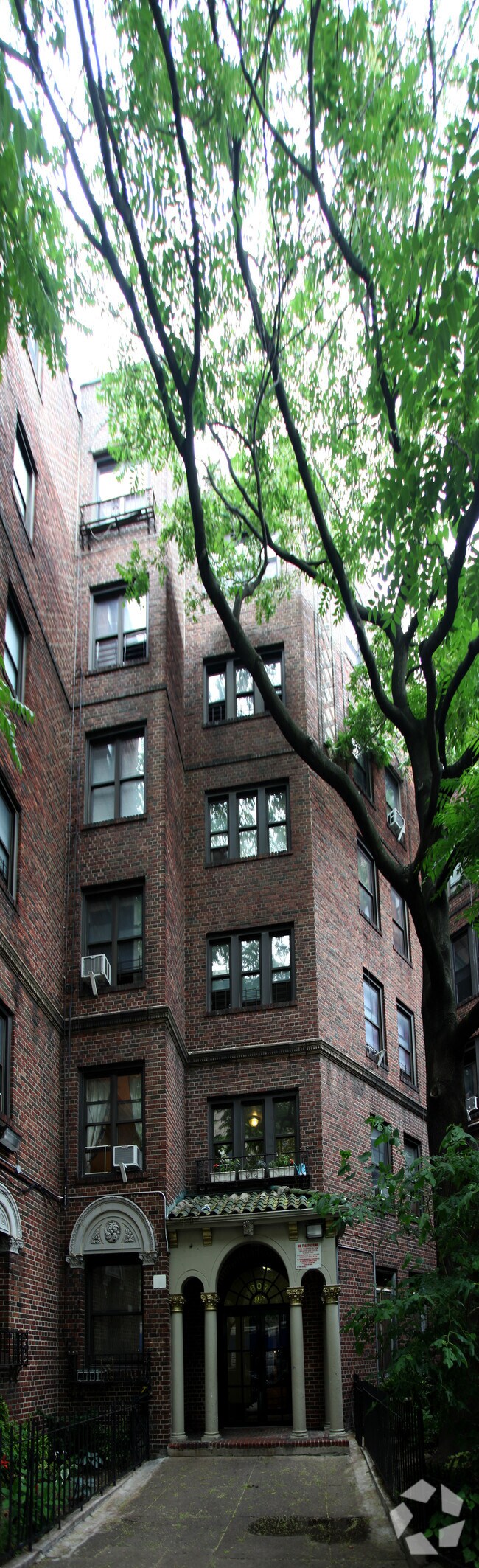 Building Photo - 807 Riverside Dr