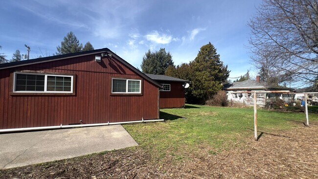Foto del edificio - 92553 Svensen Market Rd