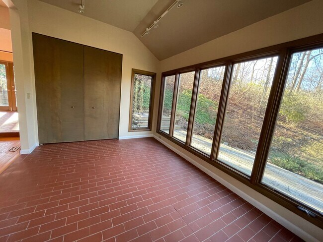 Building Photo - Glenview Hills HUGE 3 Bedroom 2.5 Bath Hom...