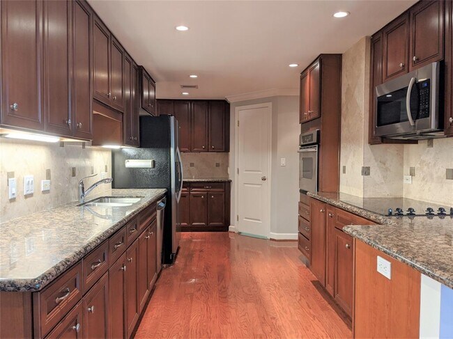 Building Photo - 4950 Woodway Dr