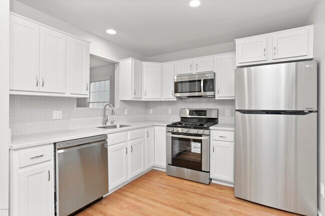Building Photo - 20 Hollow Wood Ln