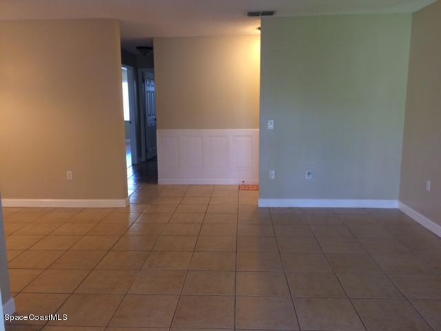 Building Photo - 210 Spring Dr