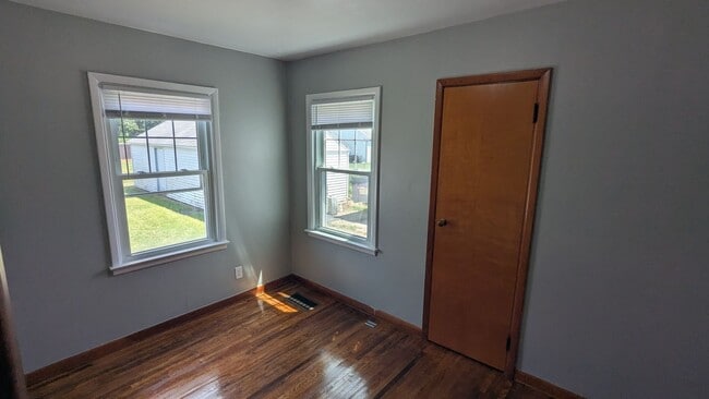 Building Photo - 2 bedroom available in Evansdale