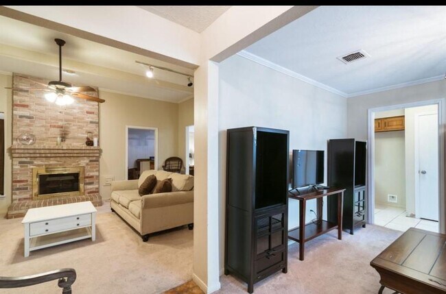 Foto del edificio - 8807 Lakeside Forest Dr