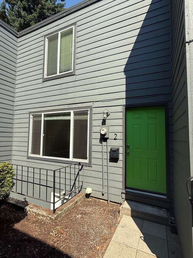 Building Photo - 117 SE 30th Pl