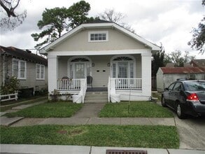 Building Photo - 827 Greenwood Dr