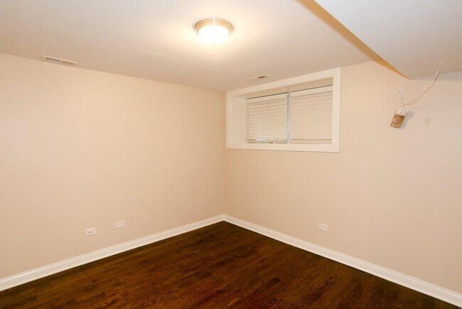 Foto del edificio - 1218 W Diversey Pkwy