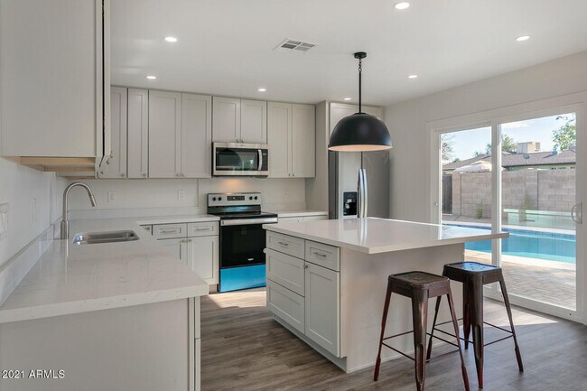 Foto del edificio - 2333 E Paradise Dr