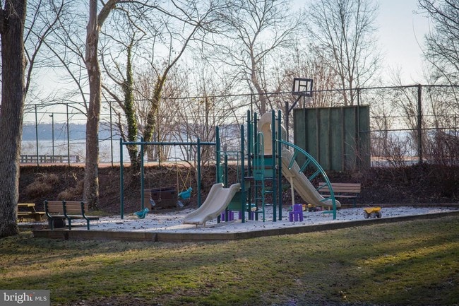 Building Photo - 5944 River Dr