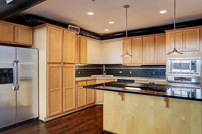 Building Photo - 1025 S Shepherd Dr