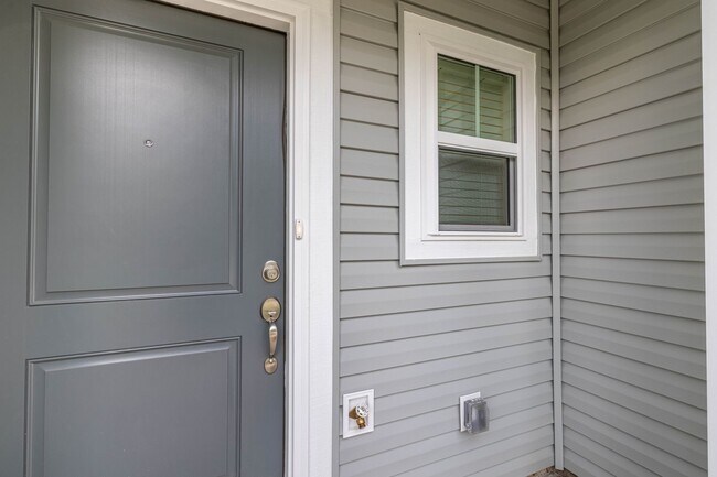 Building Photo - NEW 3BD Townhome Walking Distance to Downt...