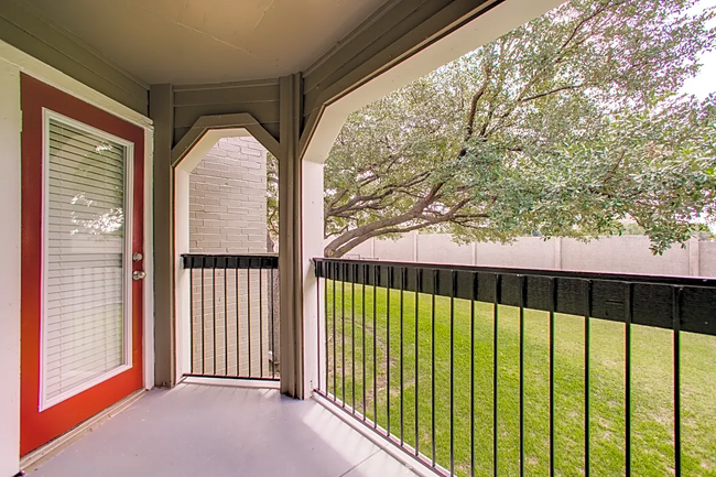 Building Photo - 1032 San Jacinto Dr