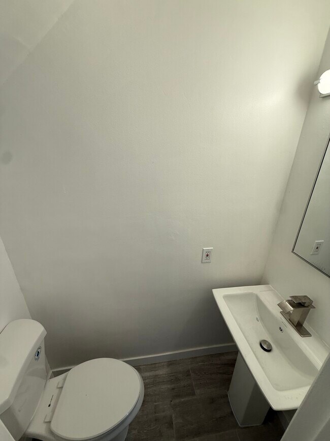 Baño de visitas - 14642 Calvert St