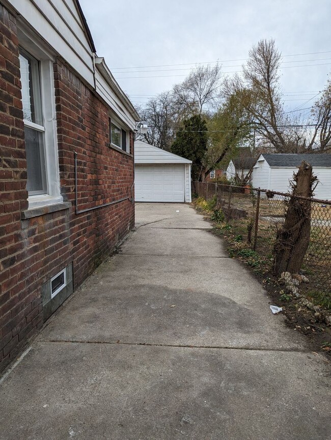 Building Photo - 12731 Grayfield - 3 BEDS & 2 BATH FOR RENT!