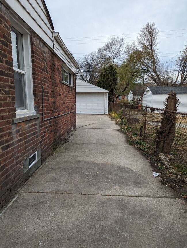 Foto del edificio - 12731 Grayfield - 3 BEDS & 2 BATH FOR RENT!