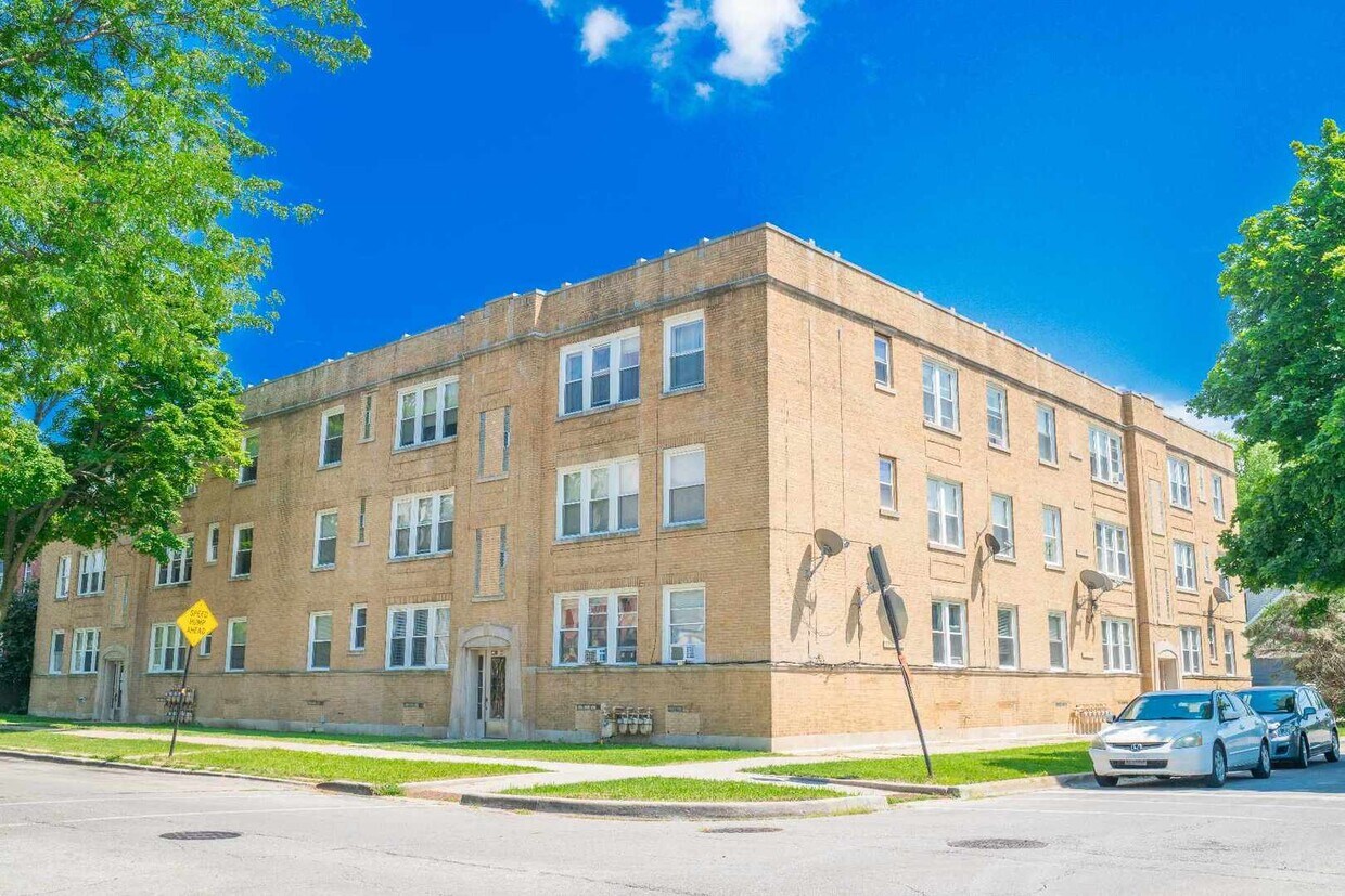 Primary Photo - 5055 W Waveland Ave
