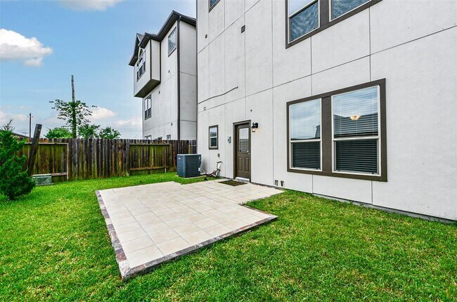 Building Photo - 1504 Peyton Oaks Pl