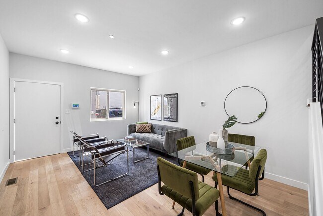 Foto del edificio - 2156 N Randolph St
