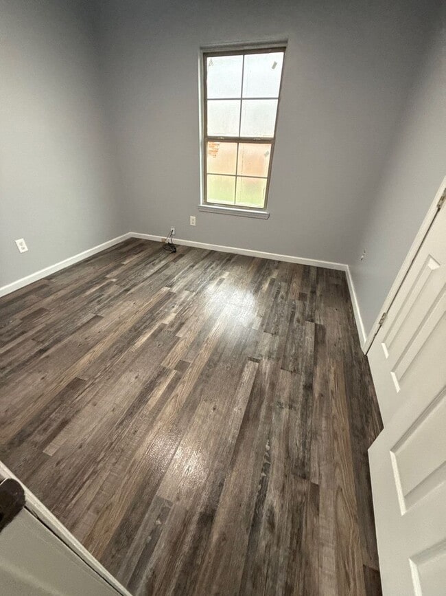 Building Photo - 2 Bedroom 1 Bathroom! Recently Remodeled! ...