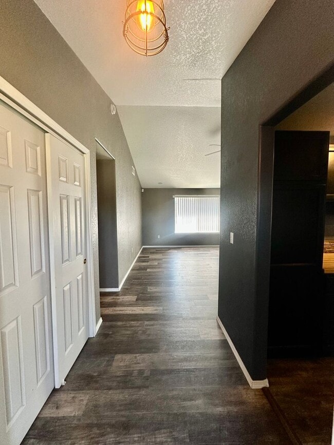 Building Photo - Pet friendly, 3 bdrm, 2 bath house with at...