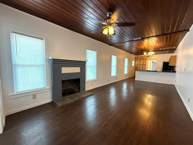 Building Photo - 917 E Shadowlawn Ave