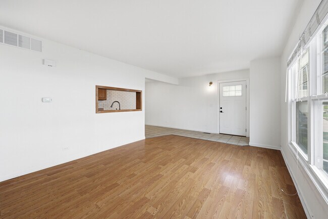 Foto del edificio - 377 Farmingdale Cir