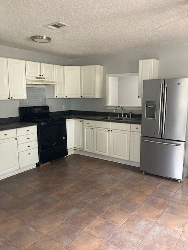Building Photo - Gulfport 2 Bedroom