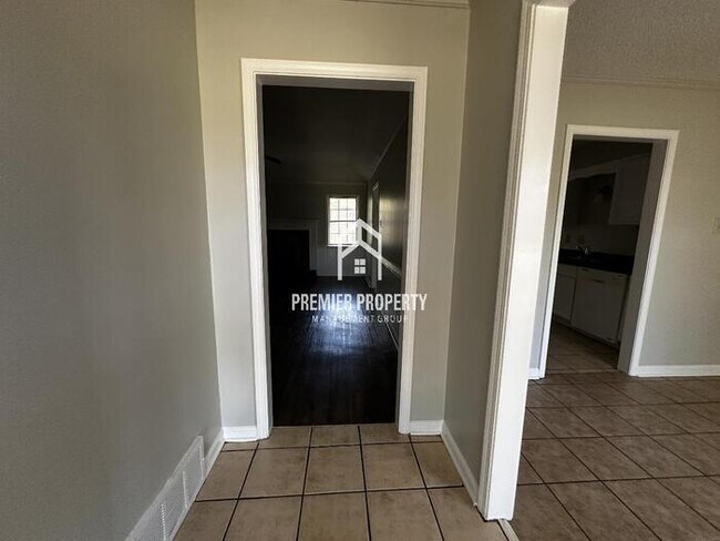 Building Photo - 5070 Barkshire Dr