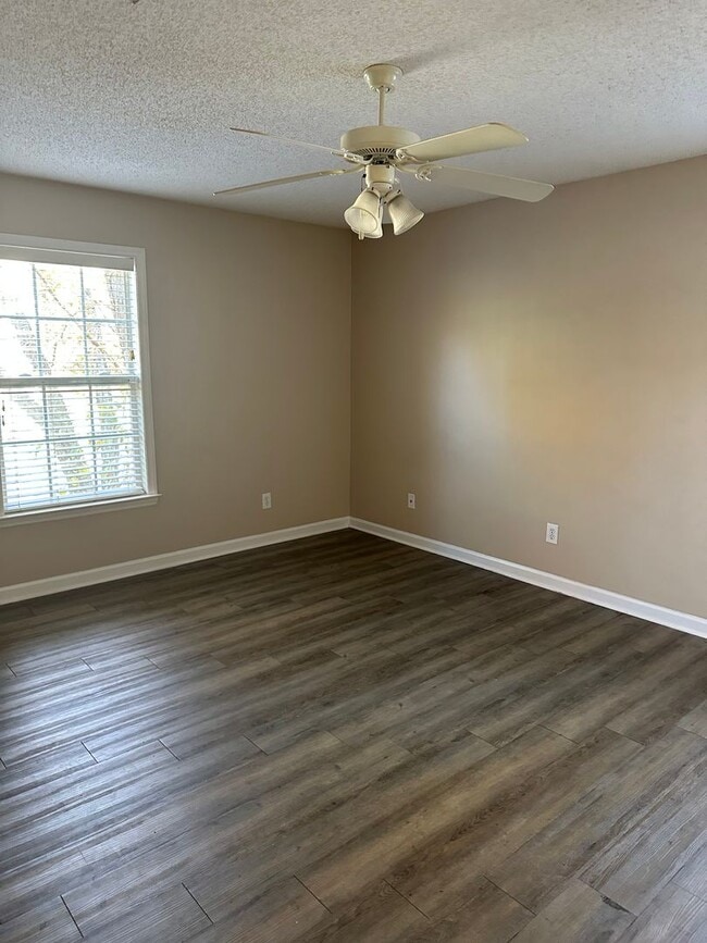 Building Photo - Ivy Glen Condo!