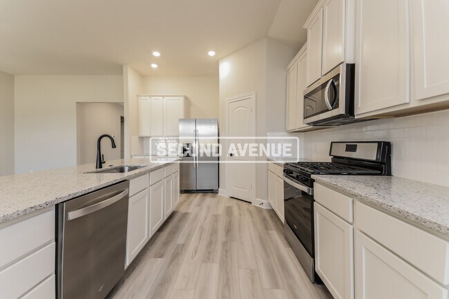 Building Photo - 2121 Meadow Dr