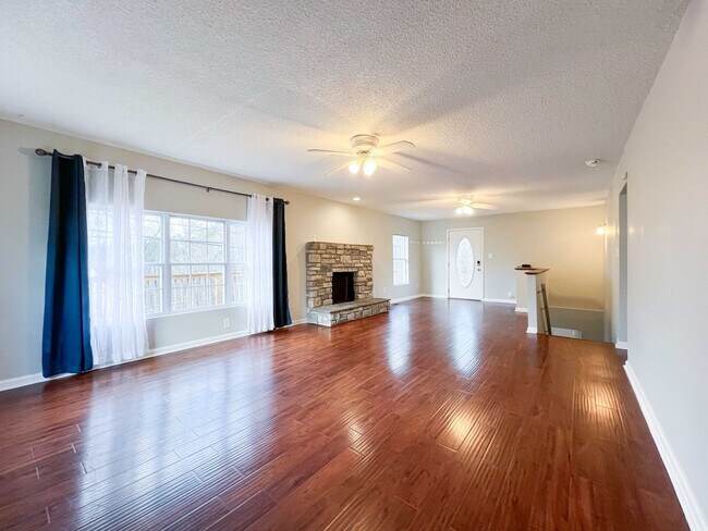 Building Photo - Charming Farragut Home with Large Fenced Yard and Wooded Access