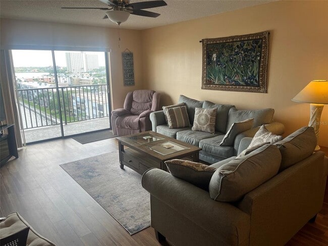 Building Photo - 7300 Sun Island Dr S