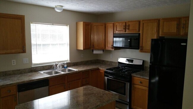 Foto del edificio - Spacious 3BR Townhouse in Sought-After Constant Friendship – Minutes to Everything!