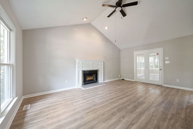 Foto del edificio - Available Early March - Renovated 3 bed, 2...