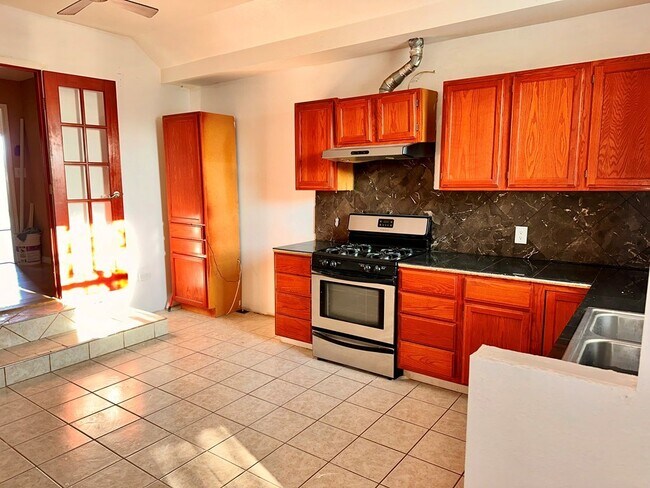 Building Photo - 2621 N Vega Ave