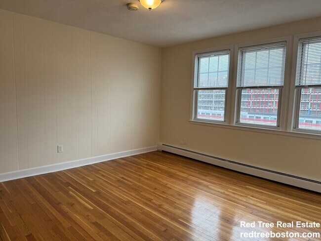 Foto del edificio - 168 N Beacon St