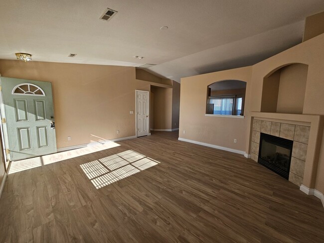 Building Photo - 3 Bed 2 bath Condo In 80916!!